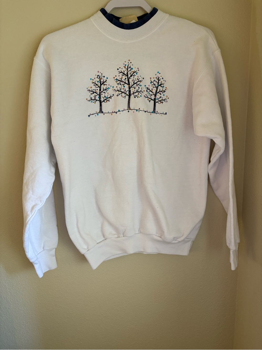 Vintage White Crewneck Sweater with Treeline Embroidery